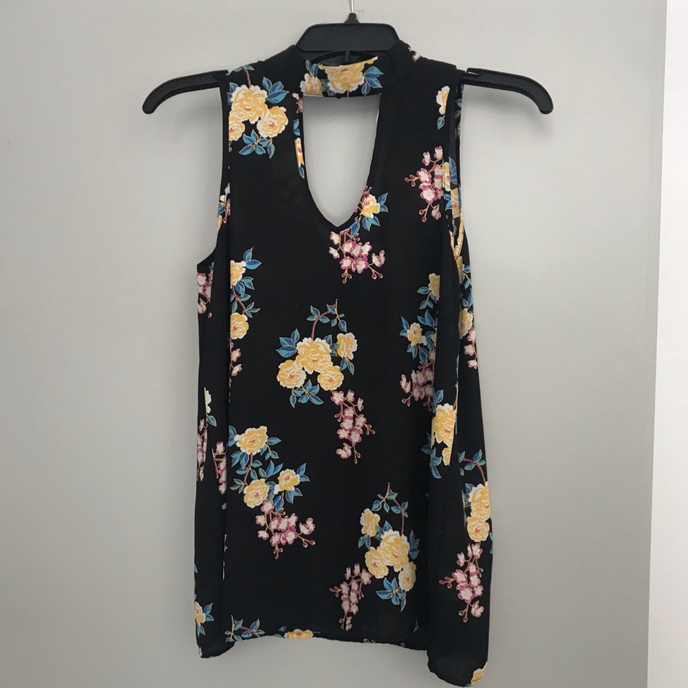 Light & airy keyhole top w/ floral print